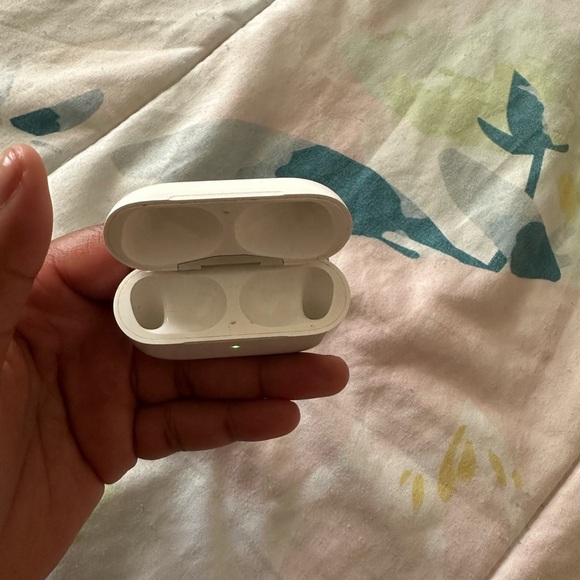 Apple Airpod Pros case (2nd gen) - Picture 3 of 3